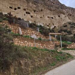 Die Wohnungen wurden von Arbeitern auf Grund von Wohnungsmangel in die Felsen gehauen
