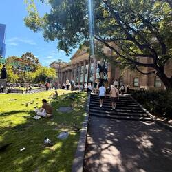 ...schöner Park davor wo die Leute Pickniken☺️