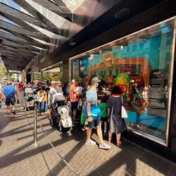 ...völlig irre, die Leute stellen sich über Stunden an, damit sie das Legoschaufenster sehen 🤪