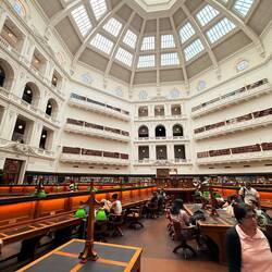 Extrem cool innen, jeder darf sich Bücher holen und sich hinsetzen.