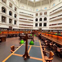 Bücher müssen liegengelassen werden und MitarbeiterInnen schlichten wieder ein📚