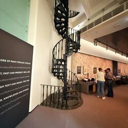 ....alte Wendeltreppe in den Zwischenstock🫣