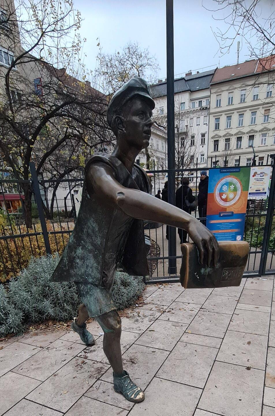 Die Skulptur des Zeitungsjungen ("Newspaper Boy Statue") in Budapest ist eine Bronzeskulptur von Bil