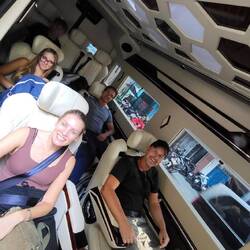 Départ en mini bus pour l'aéroport 😔