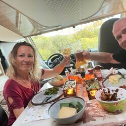 ..übrigens nicht wundern. Der grüne Käse ist ein spitzen Pesto Käse aus Griechenland