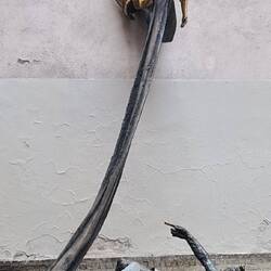 Das Denkmal erinnert an den Schweizer Vizekonsul Carl Lutz, der während des Zweiten Weltkriegs Zehnt