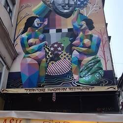 Angel of Budapest (Dob utca 4): Ein farbenfrohes, fast kubistisches Porträt des spanischen Diplomate