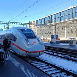 der ICE fährt pünktlich in Zürich ein