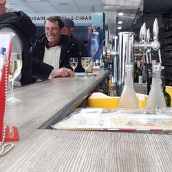 14 Uhr, Frankreich, ... Bar zur "Middle of Nowhere ".