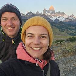Wie ein Feuer und eine Fakel leuchten Fitz Roy und Cerro Torre (links)