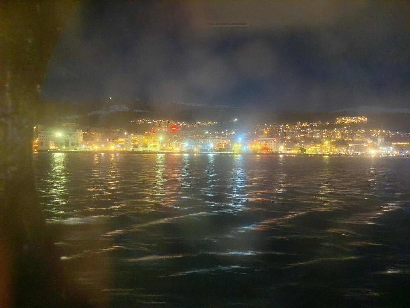 Molde bei Nacht aus dem Bullauge meiner Kabine betrachtet