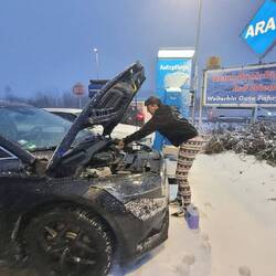 Zweiter Ladestopp inklusive Autoüberprüfung und...