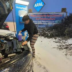 ...auffüllen des Wischwassers aka Frostschutzmittel bis -22 Grad.