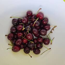 einfach heute mal reife Kirschen gekauft und genascht: Kilogramm für umgerechnet 2 Euro