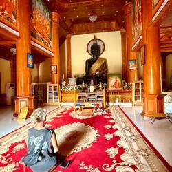 Avec un bouddha noir 😍 le temple Wat Saynhaphum