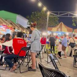 Le night market qu'on aime bien 🤗(la grimace de Greg en moins)