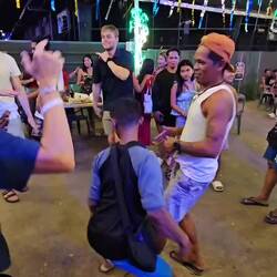 Irre wie die Einheimischen Party machen.