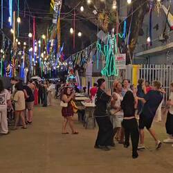 Party mit den Einheimischen. Waka, Waka...