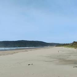 La plage où il y a les grottes