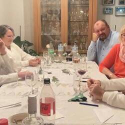 Leicht neidische Blicke von der Familie daheim