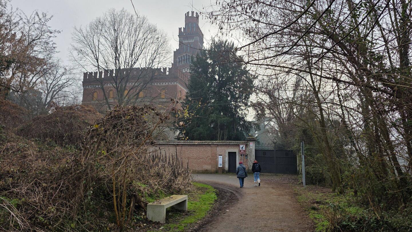 Crespi d'Adda. The fading façade of Villa Crespi.