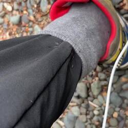 De lange broek is al erg, maar met die sandflies erbij...