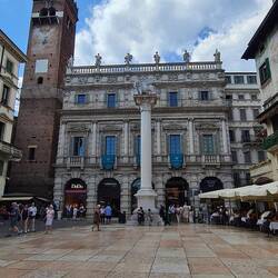 Hinter der Säule der Palazzo Maffei