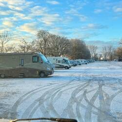 Mit uns viele andere Womos auf dem großen Parkplatz
