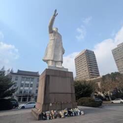 Geschenke vor der Mao Statue auf dem Campus zu Ehren seines Geburtstags