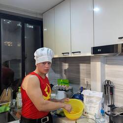 Artem backt einen Kuchen in unserer Küche