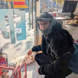 Nico streichelt den Hasen im Fotoladen in dem ich meine Bilder entwickeln lasse