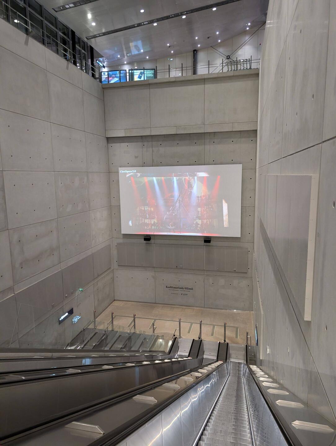 Ein mir bekannter Künstler aus dem Circolo in Freiburg ;) in Helsinki am Flughafen