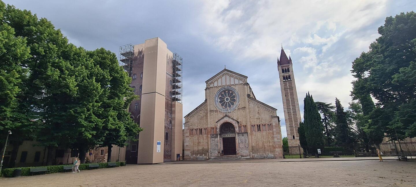 Die Basilika mit der Glücksrad-Rosette