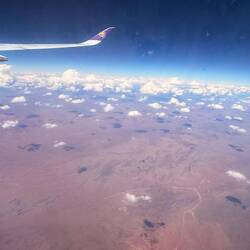 Höhe Ayers Rock (Uluru) mitten im Outback...man fliegt fast 4Std. Übers Outback