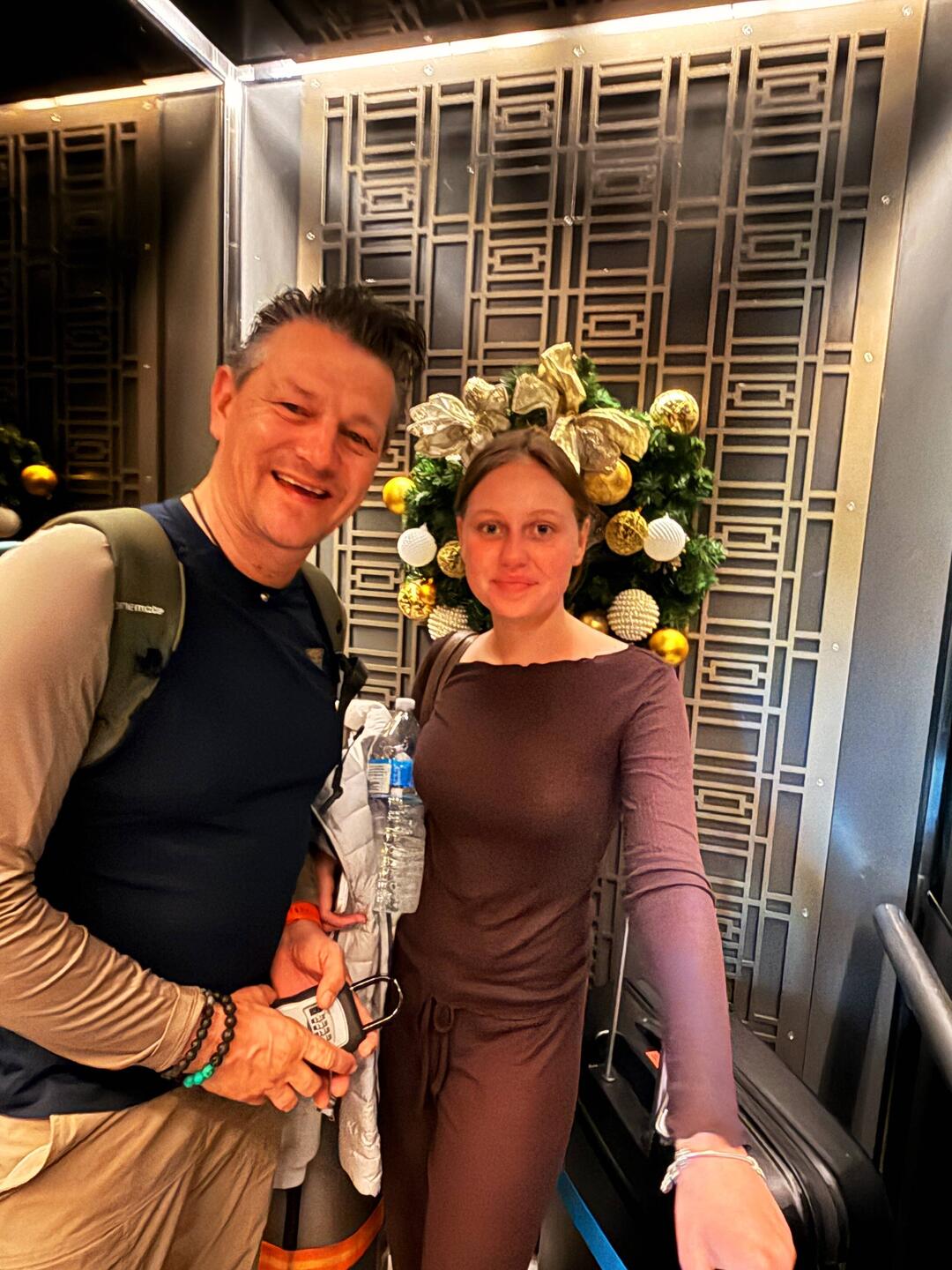 Im Lift von unserem Apartment runter zum Taxi☺️