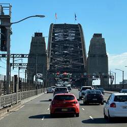 Mit dem Bus über die Harbour Bridge mit 8 Fahrstreiffen und 2 Gleisen