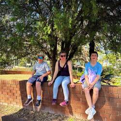 Familienrat im Baumschatten