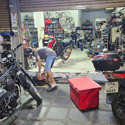 So sieht eine professionelle Motorradwerkstatt aus