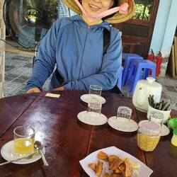 Tan notre guide francophone devant la dégustation de l'apiculteur 🐝