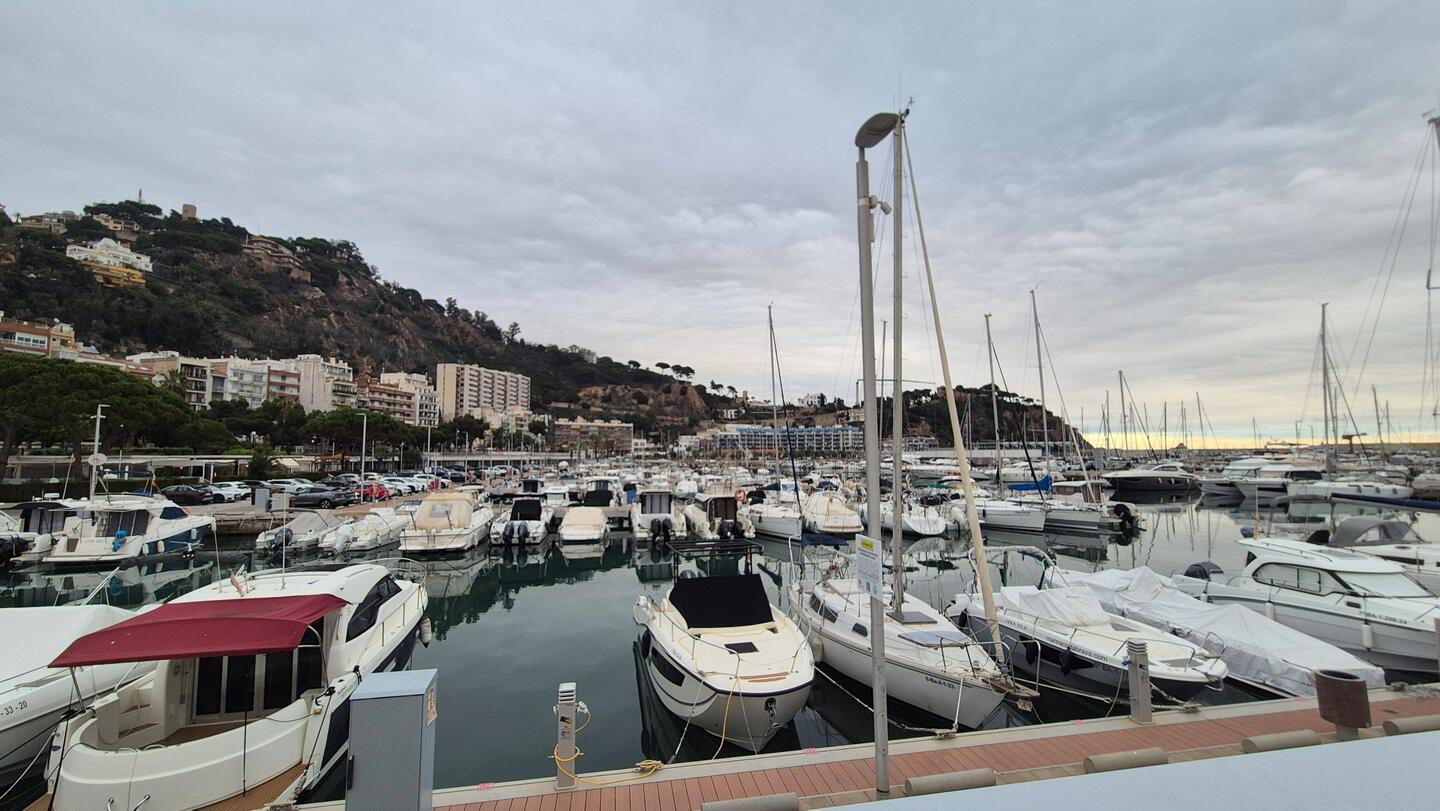 Der Hafen. Daneben ist der Hundestrand, heute leer...