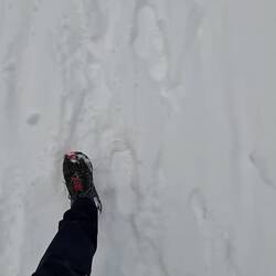 Mit jedem Schritt wird der Schnee höher.