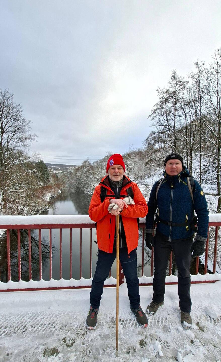 Wir starten auf der Siegbrücke in Brachbach....