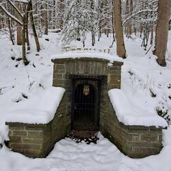 Der Erzquellstollen mit Stempelstelle.