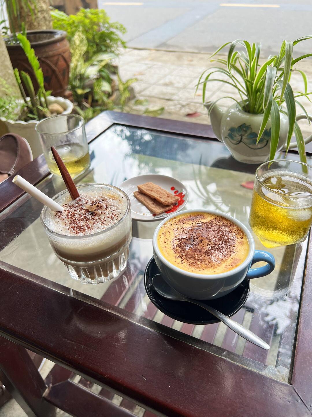 Links Salzkaffee, rechts Eierkaffee, in der Mitte Kokoscracker