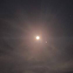 Der Mars ist gerade dem Mond ganz nah