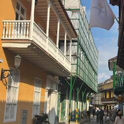 z.t. typische koloniale Holzbalkone