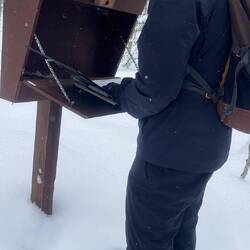 Ici, on ne plaisante pas avec la sécurité. Avant de grimper, on s'inscrit dans le registre...