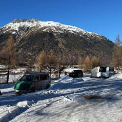 Stellplätze terrassenförmig angelegt