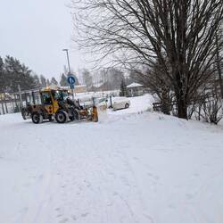 Winterdienst läuft hier ohne Salz. Vorne wird der Schnee weggeschoben und hinten kommt Kies drauf...