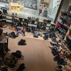 In der Kletterhalle muss man seine Schuhe ausziehen